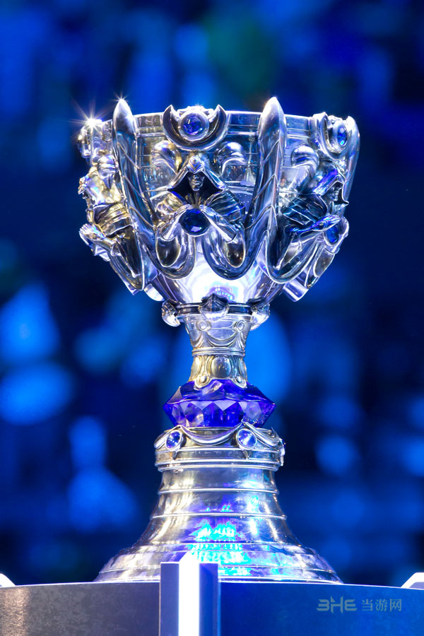 王者荣耀服务器崩溃致大量玩家无法登录游戏，闪退问题暴露服务器负载能力短板，玩家期待游戏补偿方案-完美电竞